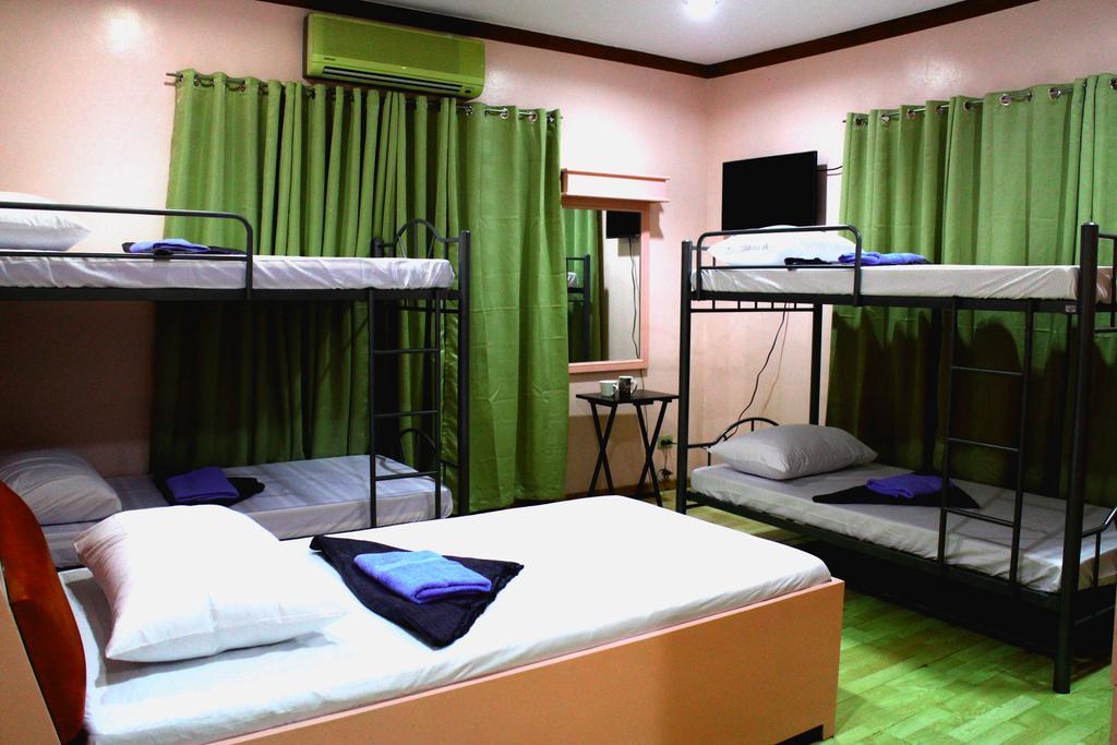 Tagaytay Garden Budgetel - City Center Tagaytay City Room photo