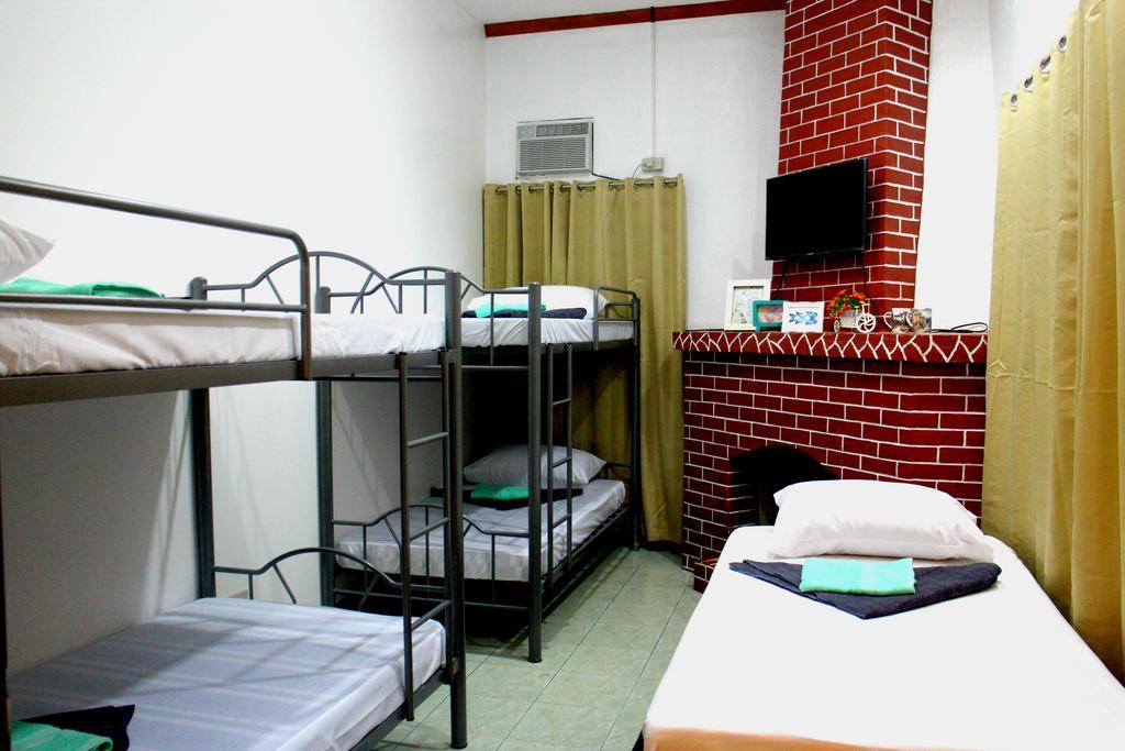 Tagaytay Garden Budgetel - City Center Tagaytay City Room photo